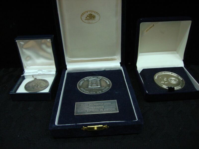 Three authentic Masonic medals from Chile and Argentina (1862-2012), including one commemorating the centennial celebration of the Grand Lodge of Chile and another highlighting the Supreme Court of Justice of the Republic of Chile.