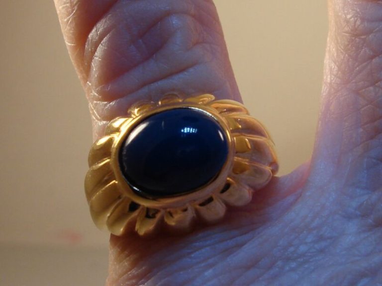 Vintage Joan Rivers gold tone blue stone ring, size 6.5