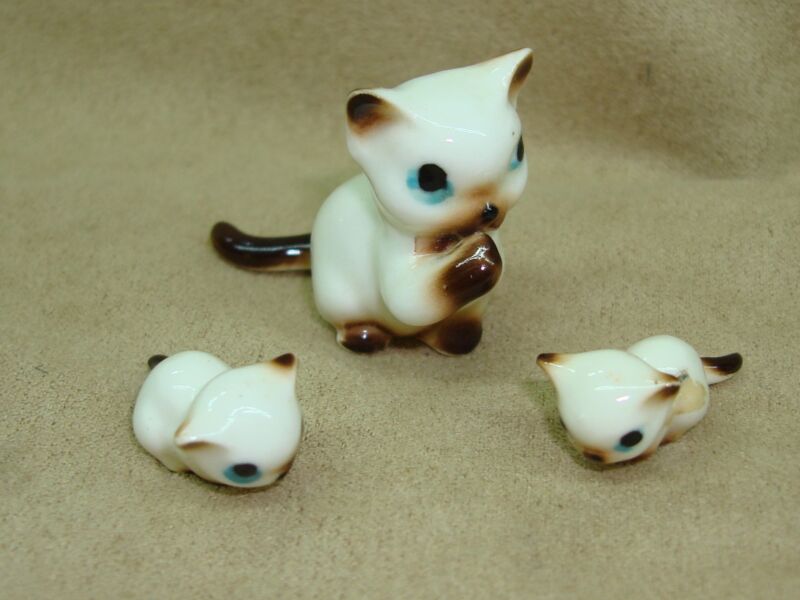 Vintage porcelain cat and kittens figurine set signed M341