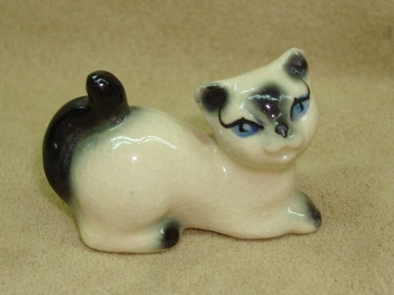 Vintage Japanese porcelain Himalayan cat figurine, seal point, 2 inches