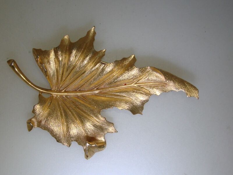 Vintage 1960s Trifari Crown Leaf Pin/Brooch - Brushed Gold Tone