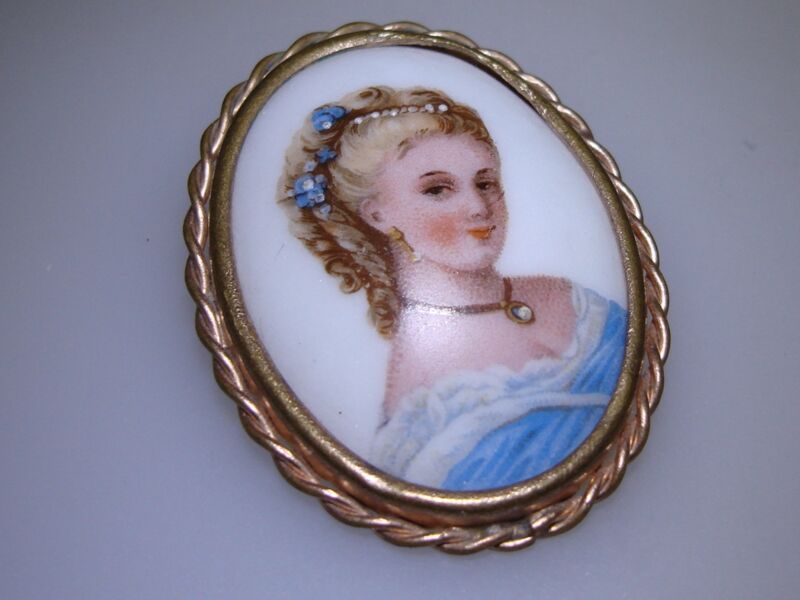 Vintage Limoges France porcelain cameo brooch with gold-plated brass frame and hand-painted details