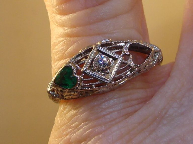 Antique Art Nouveau 18K gold filigree ring with green gemstones, size 6.5
