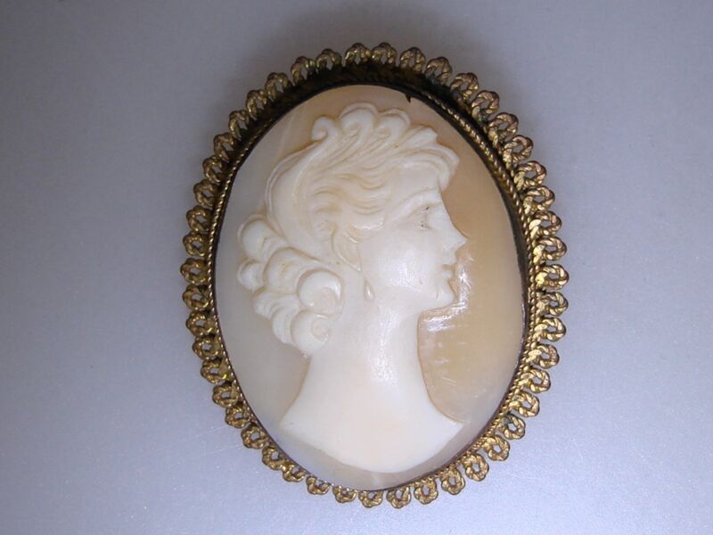 Vintage gold-washed shell cameo pin/pendant featuring a carved lady profile