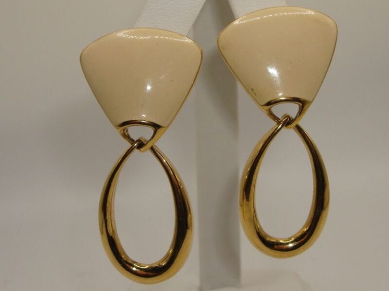 Vintage 1970s Trifari creme enamel gold tone dangle earrings