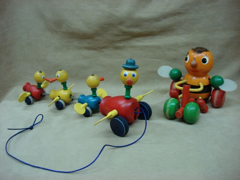 Vintage Fisher-Price duck family and Holz Busy Bee pull toys from the 1970s or 1980s