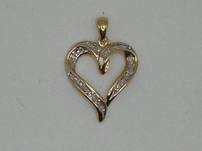 1/4 CTW Diamond Heart Pendant in 10K Gold (THL) - Pre-Owned, Excellent Condition