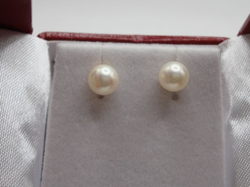 18K gold Akoya pearl stud earrings, excellent condition