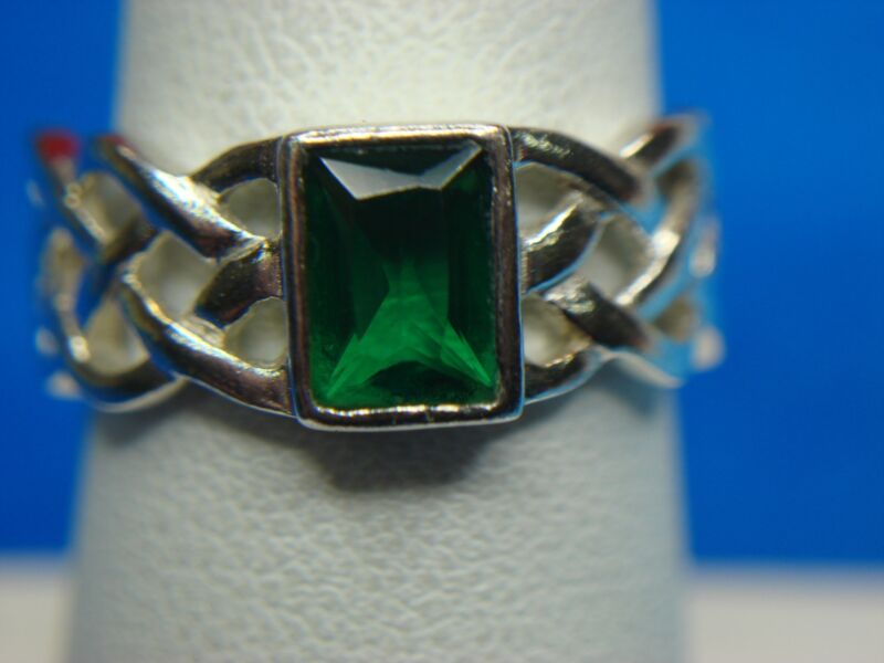 Sterling Silver Ring with Green Stone & Unique Basket-Weave Design - Size 6 3/4