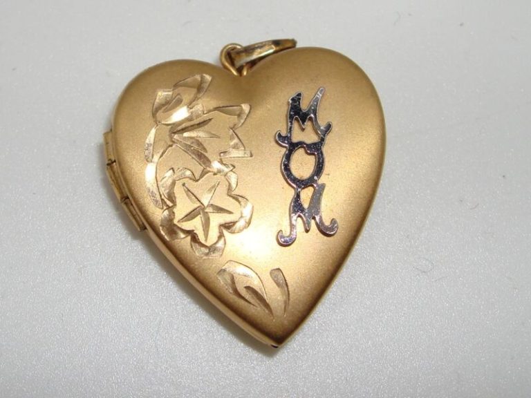 Vintage 14K gold filled heart locket necklace engraved 'MOM' with photo compartment