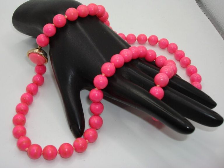 Vintage 1960s Mod Hot Pink Beaded Necklace