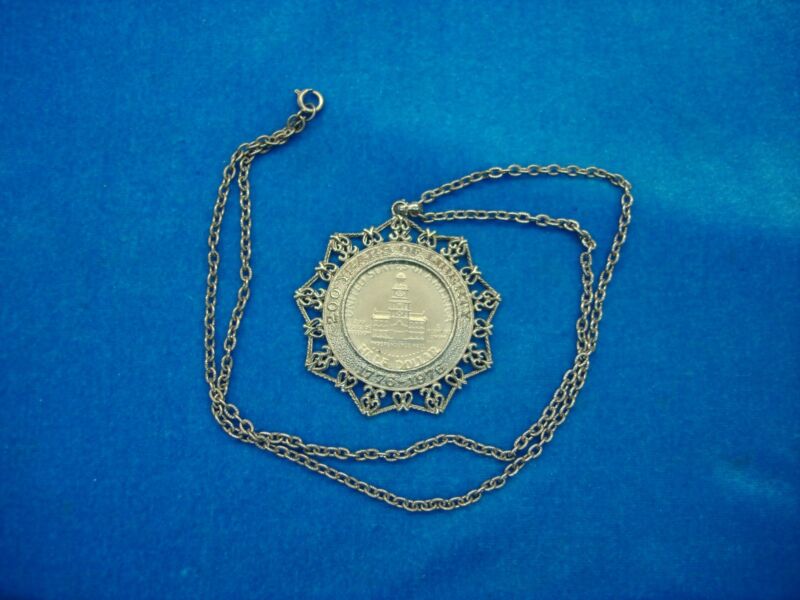1976 Bicentennial Independence Hall Half Dollar Pendant & Chain - Silver Tone