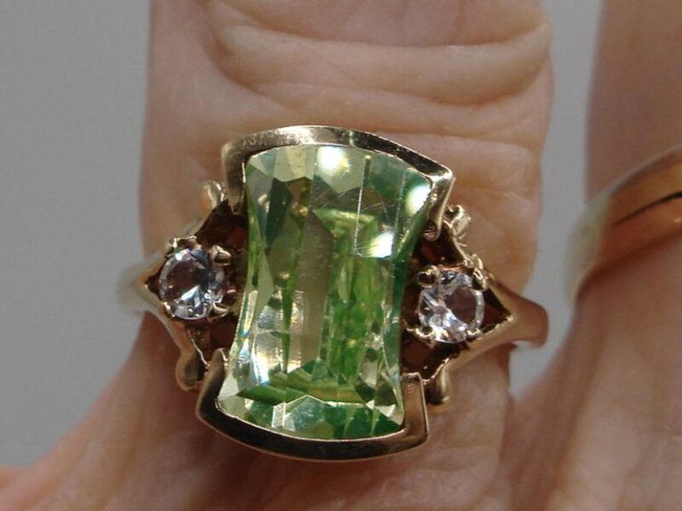 Vintage 10K Solid Gold Green Amethyst Ring (Size 7)