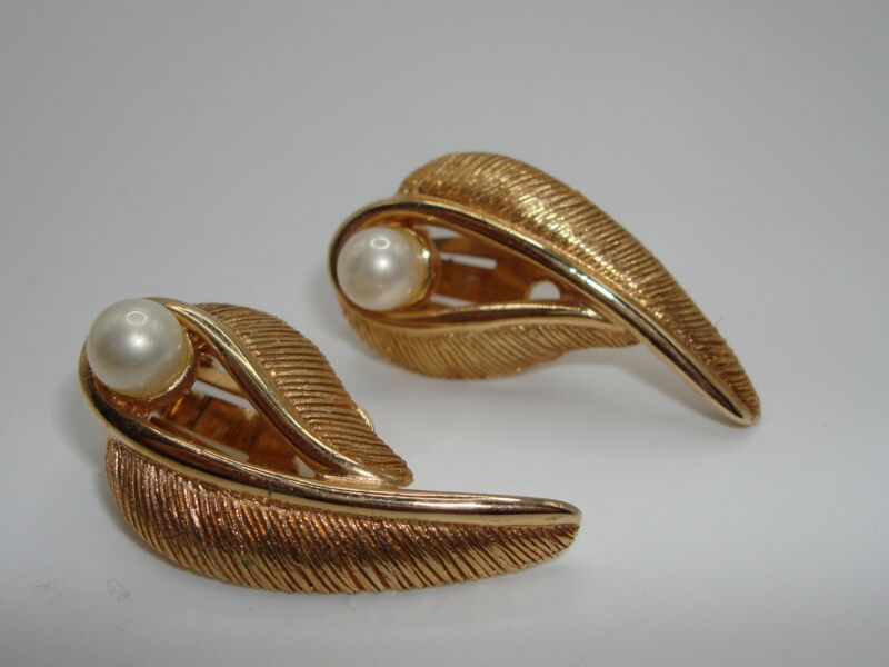 Vintage 1970s Bergere gold tone faux pearl clip-on earrings