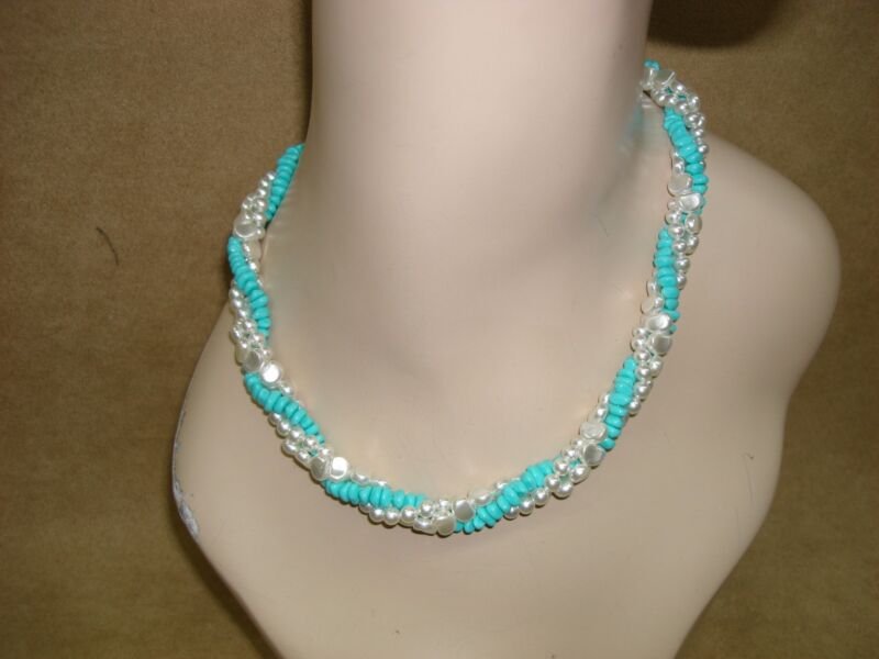 Vintage 1970s-80s faux turquoise and iridescent pearl choker necklace