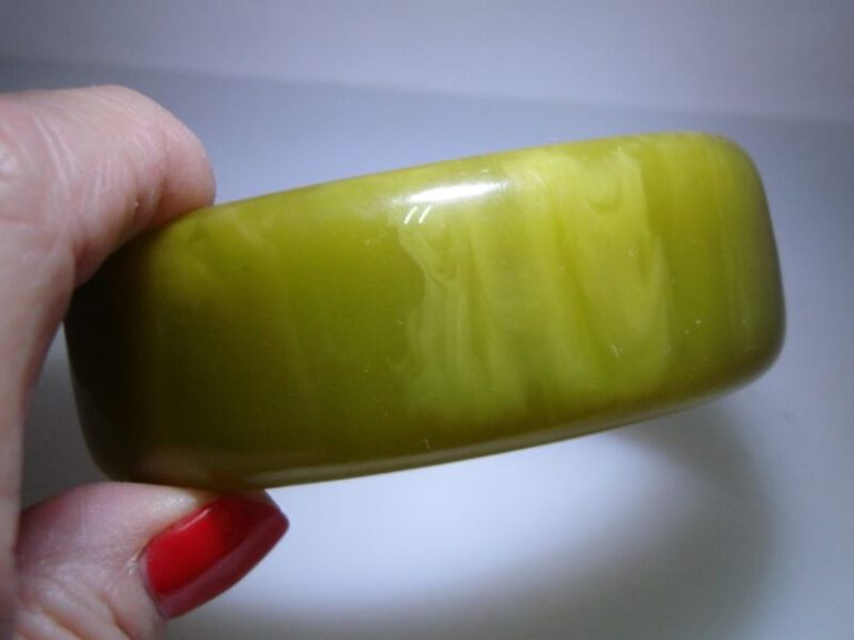 Vintage spinach green bakelite bangle bracelet