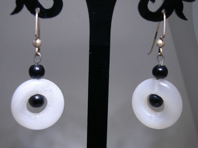 Vintage silver dangle earrings with white jade and black onyx