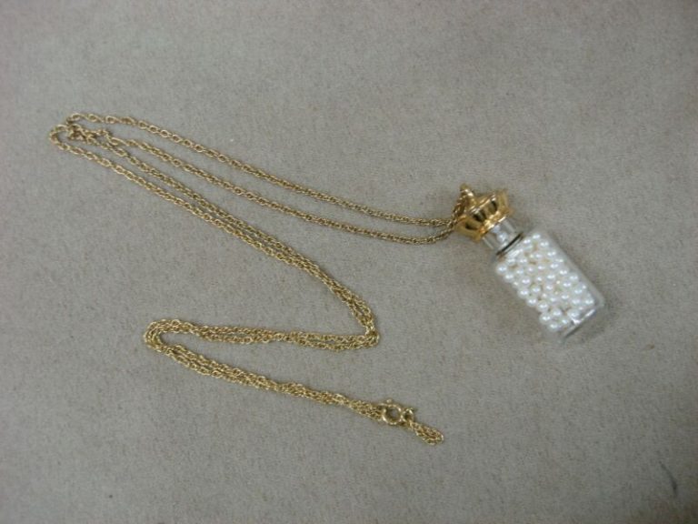 Vintage 1980s glass pendant necklace with freshwater pearls and gold-tone chain