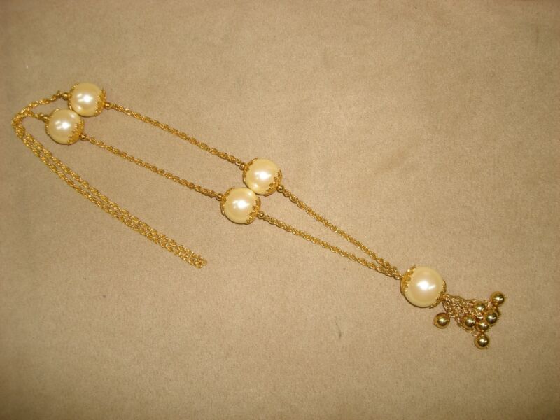 Vintage 1970s gold-tone faux pearl pendant necklace with dangles