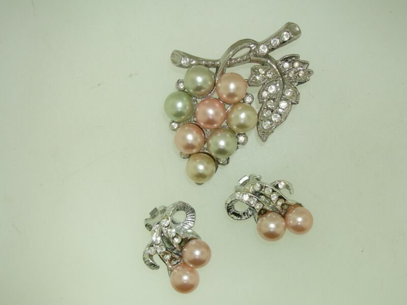 Vintage pink and creme faux pearl pin and clip-on earrings set from the 1950s or 1960s