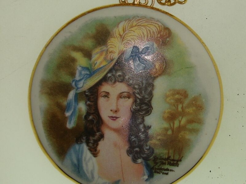 Vintage Joh Peters Gainsboro Porcelain Pendant Necklace