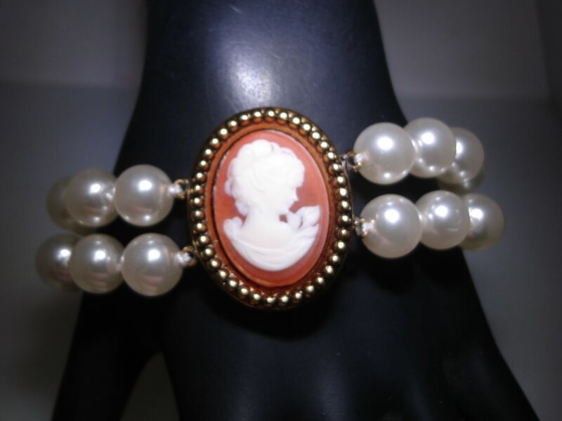 Vintage cream pearl and lucite cameo bracelet