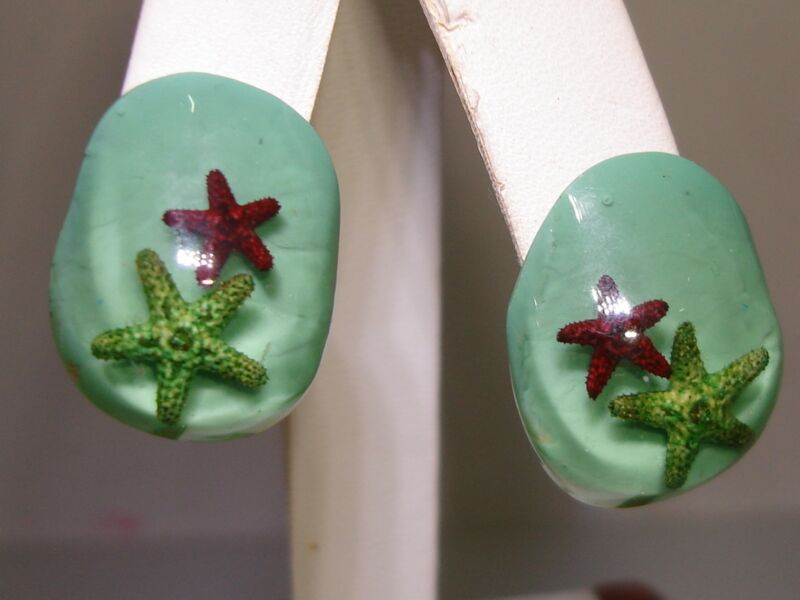 Vintage 1940s Lucite Starfish Screw Back Earrings - Green & Red
