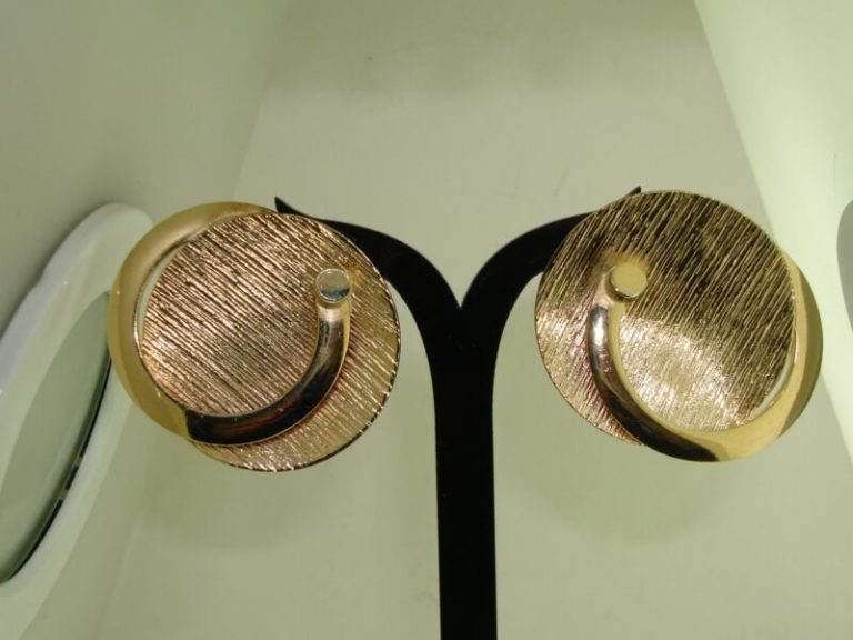 Vintage 1960s gold tone textured clip-on earrings by Alice