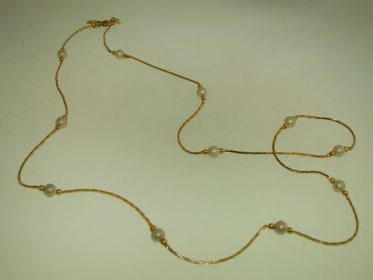 Vintage 1970s Monet faux pearl box chain necklace