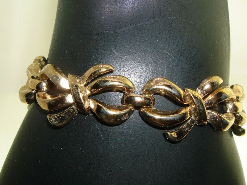 Vintage 1950s Crown Trifari gold tone bow bracelet