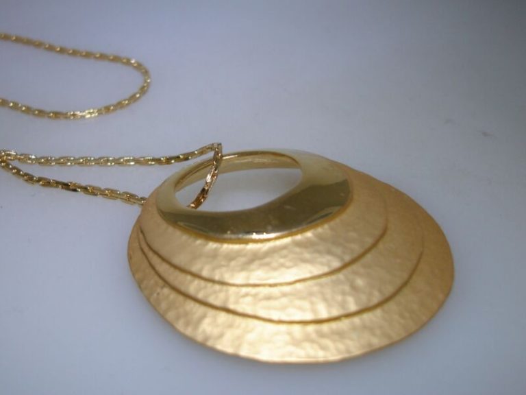 Vintage 1970s Crown Trifari gold tone pendant necklace