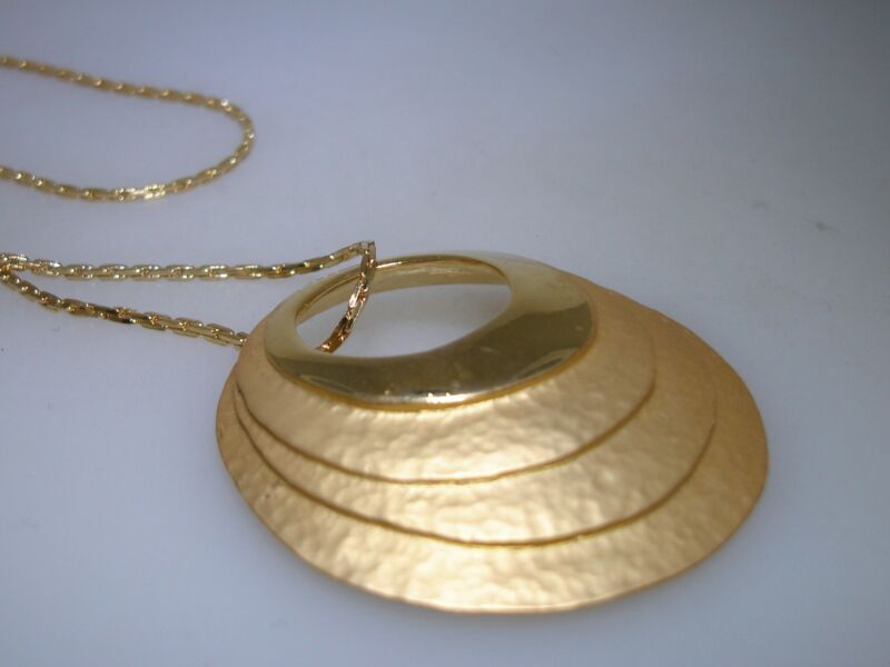 Vintage 1970s Crown Trifari gold tone pendant necklace
