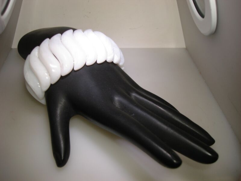 Vintage 1980s Avon white lucite stretch bracelet with mottled design