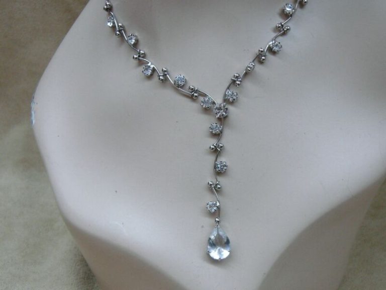 Vintage 1980s Graduated CZ Choker Necklace with Sparkling Rhinestones and Pear-Shaped Pendant
