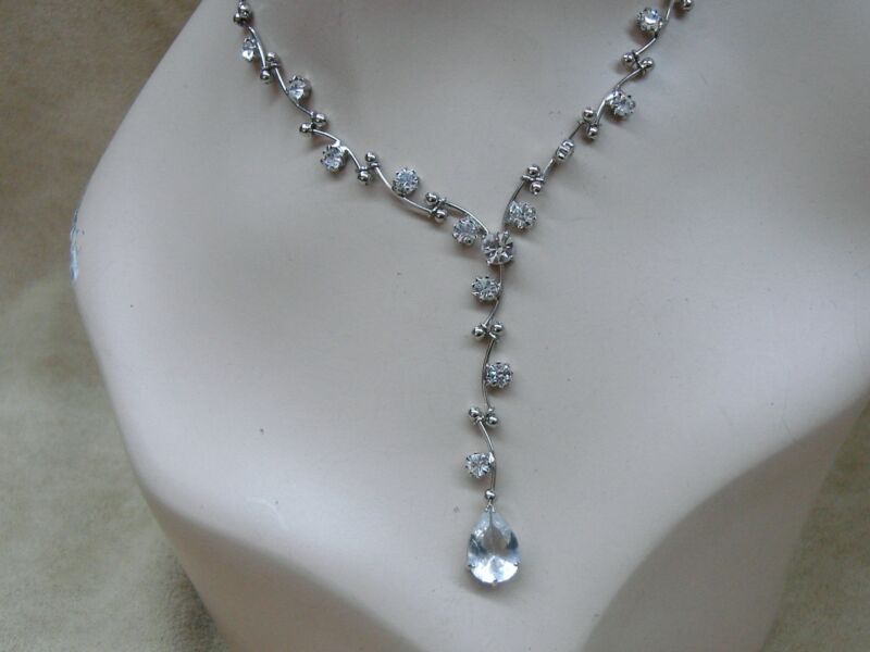 Vintage 1980s Graduated CZ Choker Necklace with Sparkling Rhinestones and Pear-Shaped Pendant