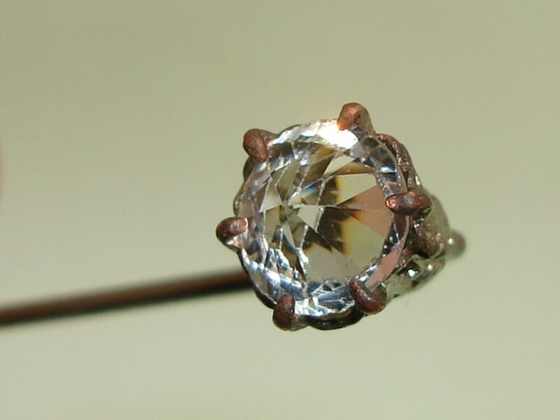 Antique silver-washed crown stick pin with a 1.25ct brilliant cubic zirconia.