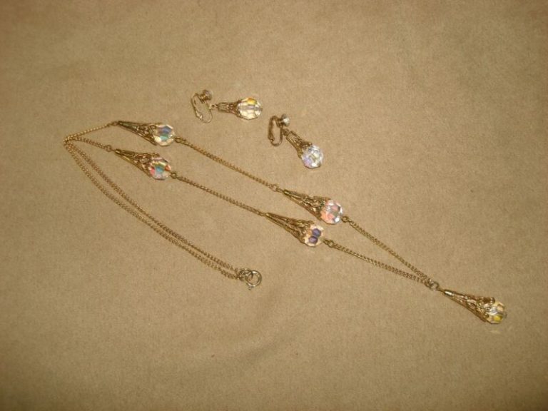 Vintage 1970s Gold Tone Filigree AB Briolette Necklace & Earrings Set (26″Chain)