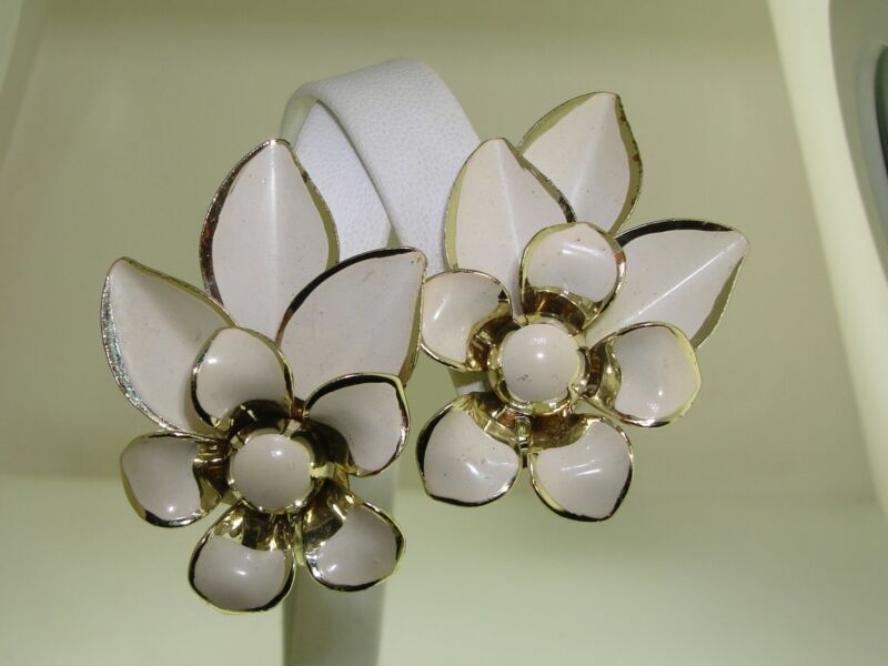 Vintage 1950s clip-on flower earrings in white enamel and gold tone