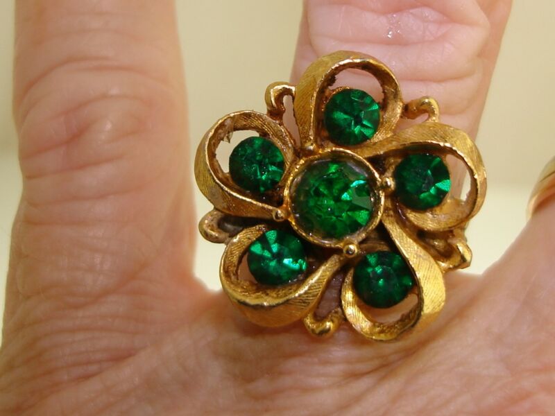 Vintage 1960s emerald green rhinestone cocktail ring