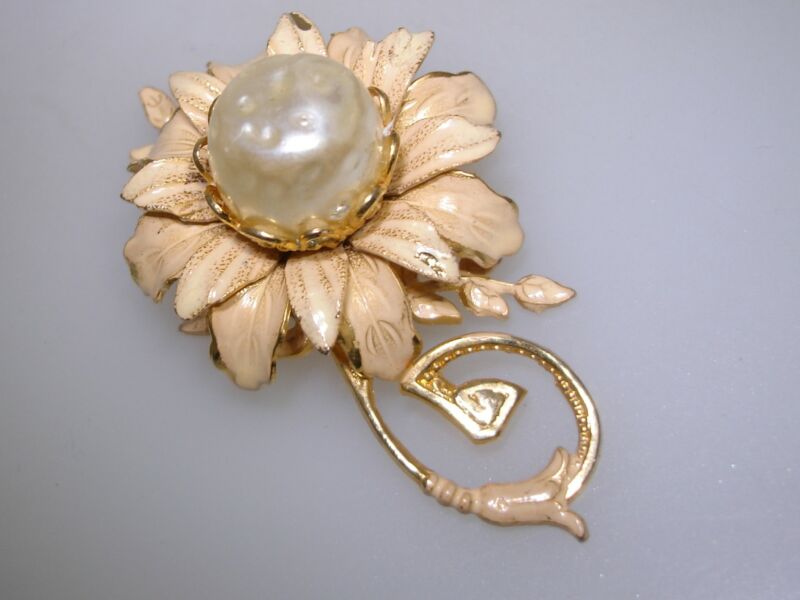 Vintage 1960s faux pearl and enamel floral brooch pin