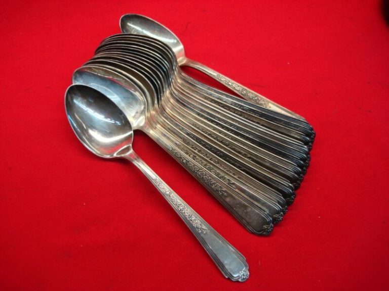 Set of 16 vintage Plymouth silver plate teaspoons in Jewel pattern