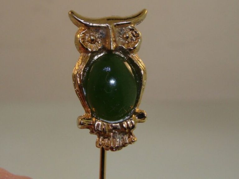 Vintage 1970s gold-tone jadeite owl stick pin