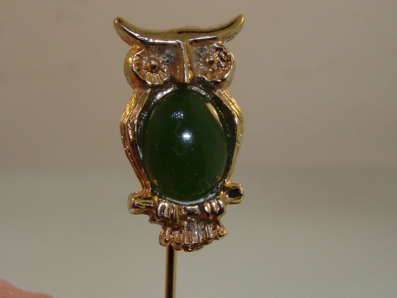 Vintage 1970s gold-tone jadeite owl stick pin