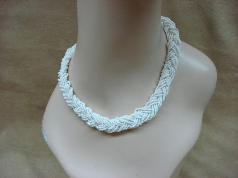 Vintage 1940s white seed bead choker necklace