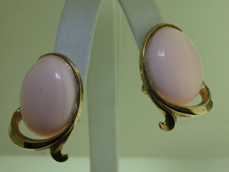 Vintage Crown Trifari Pink Clip-On Earrings