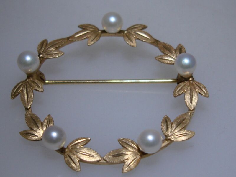 Vintage 1960s gold-filled pearl pin with creamy freshwater pearls and textured leaves