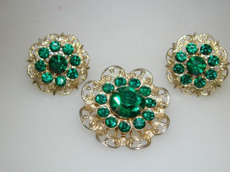 Vintage 1950s gold tone filigree rhinestone pin and earring set in emerald green