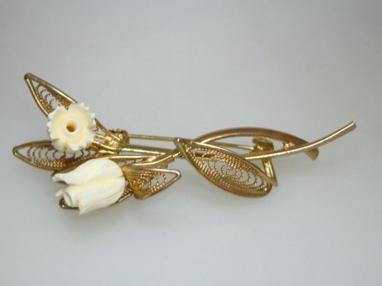 Vintage spun gold-tone pin with carved roses