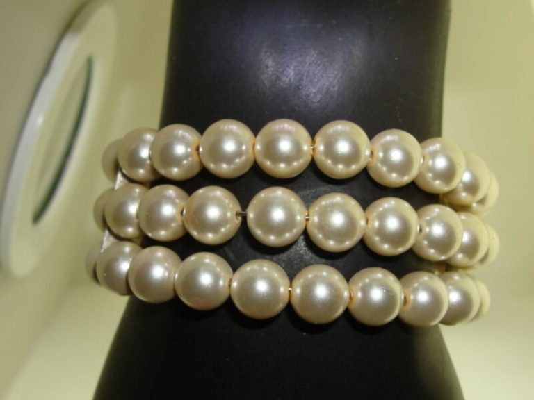 Vintage 1950s cream faux pearl bracelet, 3-row design