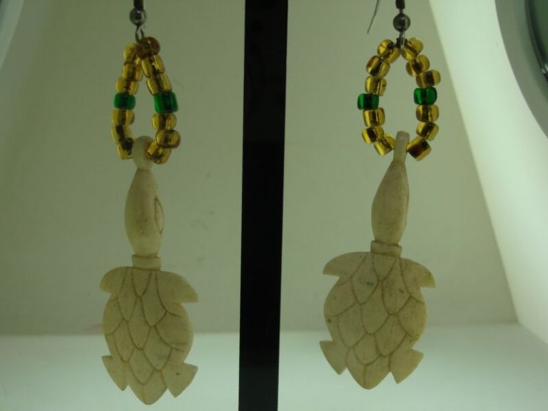 Vintage 1980s Hawaii Carved Turtle Dangle Earrings